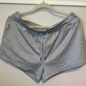 Vuori drawstring shorts with pockets